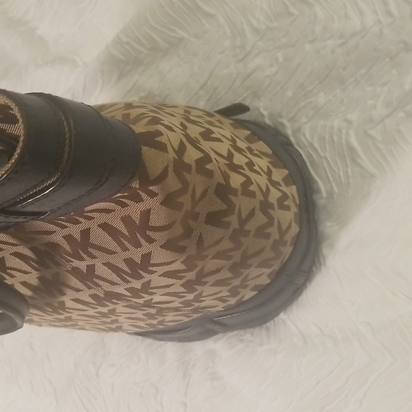 Women's Michael Kors Handbag; Navy Blue and Tan; 15 1/2x12 with 6" Handles - Picture 6 of 11